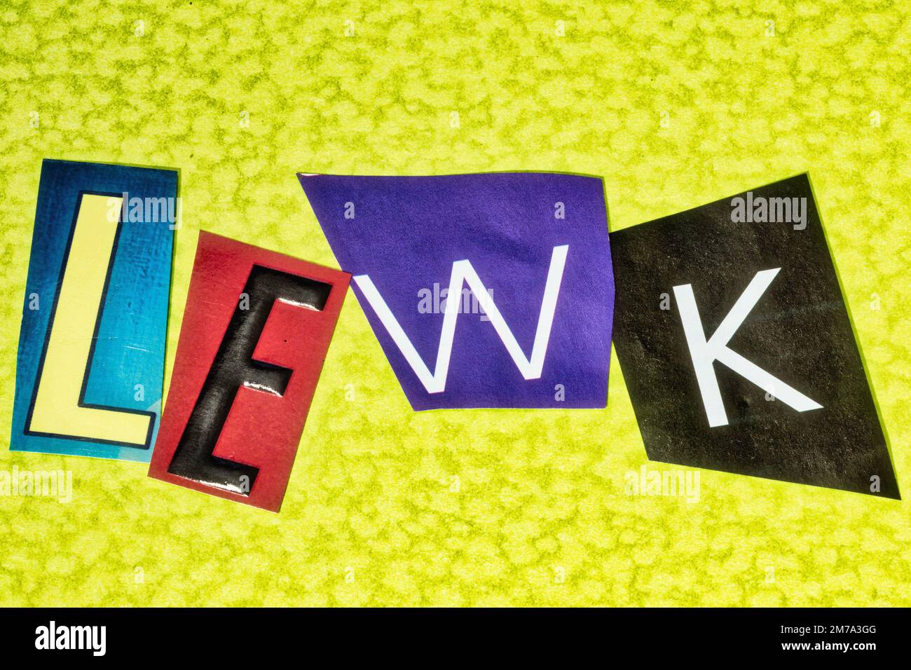 Das Akronym „LEWK“ (Look) unter Verwendung von ausgeschnittenen Papierbriefen in der Ransom Note-Effekt-Typografie, USA Stockfoto