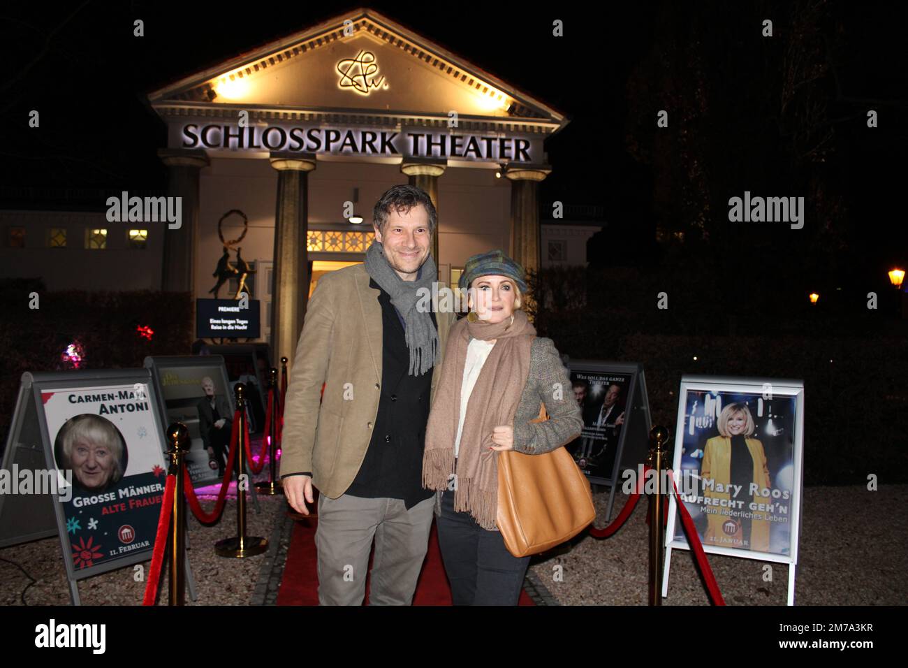 Katharine Mehrling mit Partner Tilmar Kuhn bei der Premiere des Dramas 'eine langen Tag Reise in die Nacht' von Eugene O'Neill im Schlosspark Thea Stockfoto