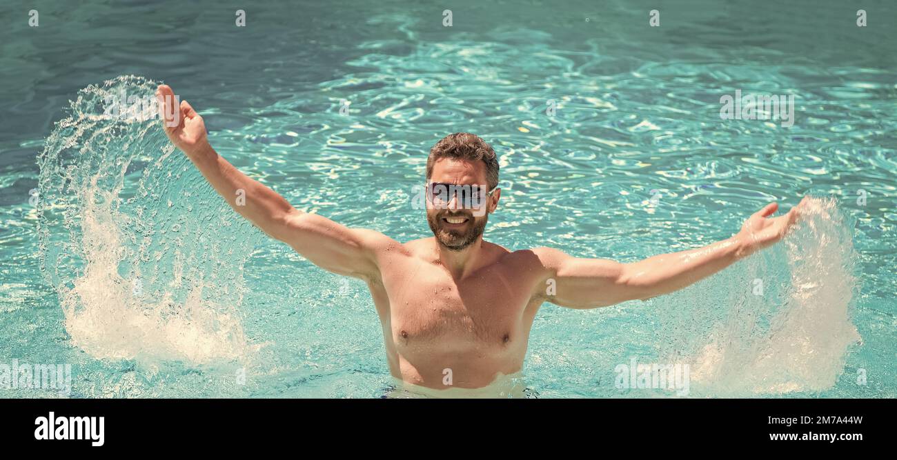Poolparty. Sommerstimmung Konzept. Sommerurlaub. Kerl trägt Gläser im Wasser. Mann Gesicht Porträt, Banner mit Kopieplatz. Stockfoto