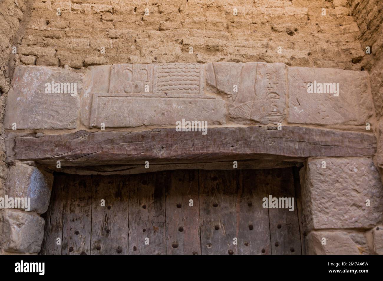 Lintel verrückt nach alten Steinen im Al Qasr Dorf in der Dakhla Oase, Ägypten Stockfoto