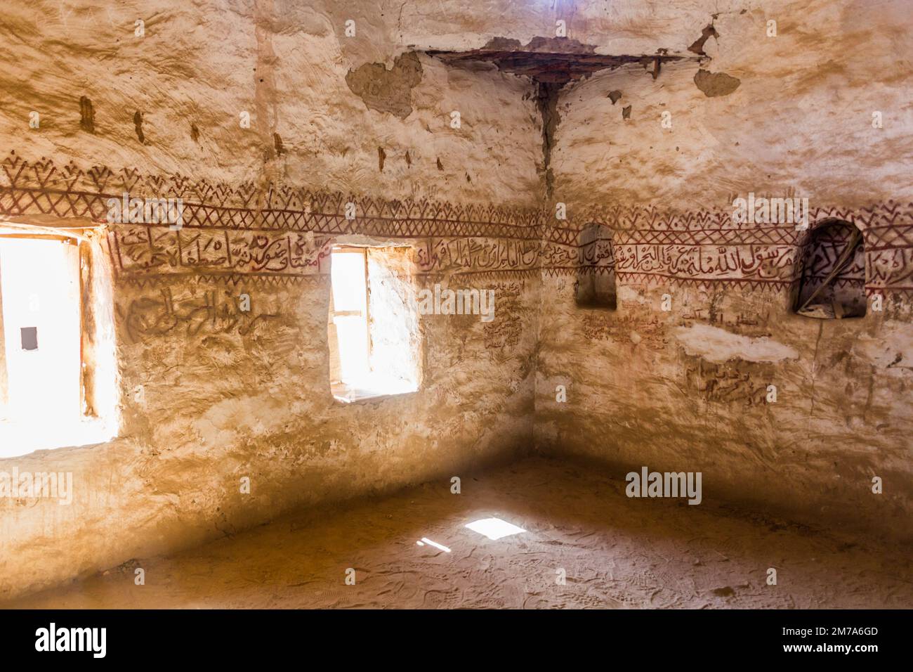 DAKHLA, ÄGYPTEN - 8. FEBRUAR 2019: Das Innere der Nasr el DIN Moschee im Dorf Al Qasr in der Oase Dakhla, Ägypten Stockfoto