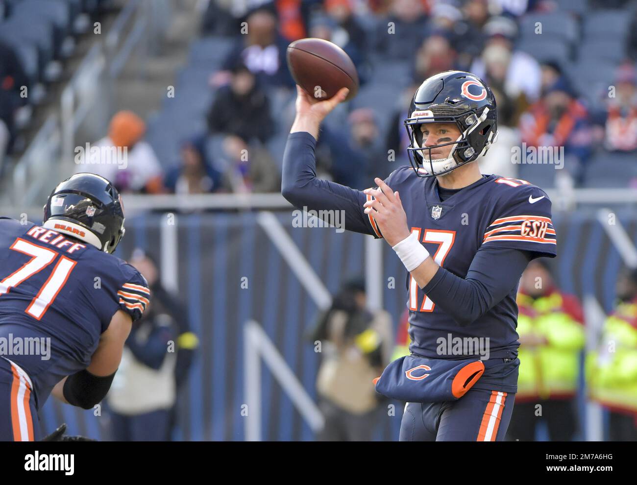 Chicago, Usa. 08. Januar 2023. Chicago Bears Quarterback Tim Boyle (17) tritt am Sonntag, den 8. Januar 2023, gegen die Minnesota Vikings am Soldier Field in Chicago an. Die Wikinger gewannen 29:13. Foto von Mark Black/UPI Credit: UPI/Alamy Live News Stockfoto