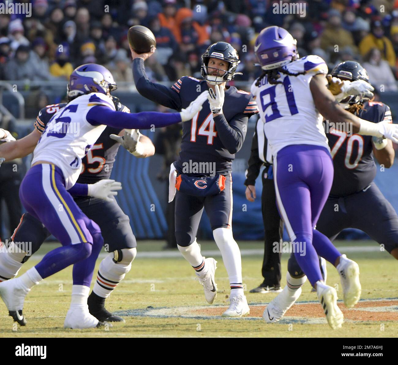 Chicago, Usa. 08. Januar 2023. Chicago Bears Quarterback Nathan Peterman (14) tritt am Sonntag, den 8. Januar 2023, gegen die Minnesota Vikings am Soldier Field in Chicago an. Die Wikinger gewannen 29:13. Foto von Mark Black/UPI Credit: UPI/Alamy Live News Stockfoto