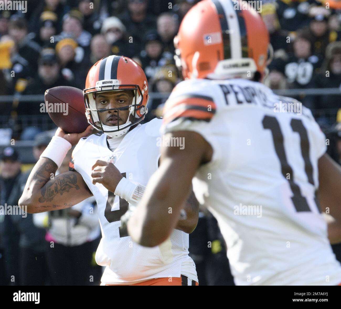 Pittsburgh, Usa. 08. Januar 2023. Cleveland Browns Quarterback Deshaun Watson (4) tritt am Sonntag, den 8. Januar 2023 in Pittsburgh im Acrisure Stadium im ersten Quartal gegen die Pittsburgh Steelers an. Foto: Archie Carpenter/UPI Credit: UPI/Alamy Live News Stockfoto
