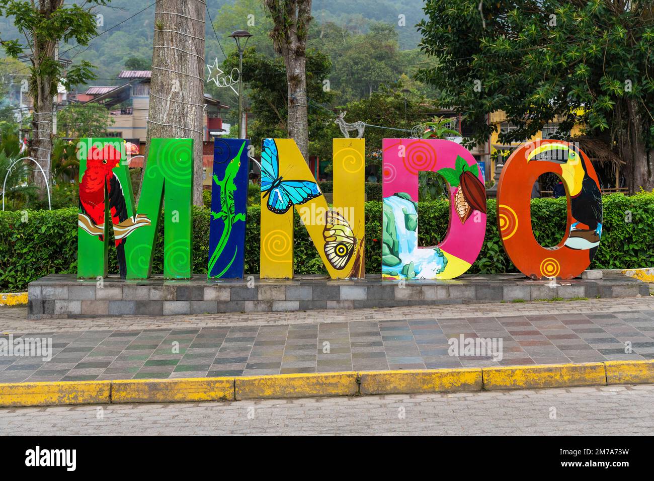 Das Stadtschild und Symbol der Stadt Mindo auf dem Hauptplatz, Ecuador. Stockfoto