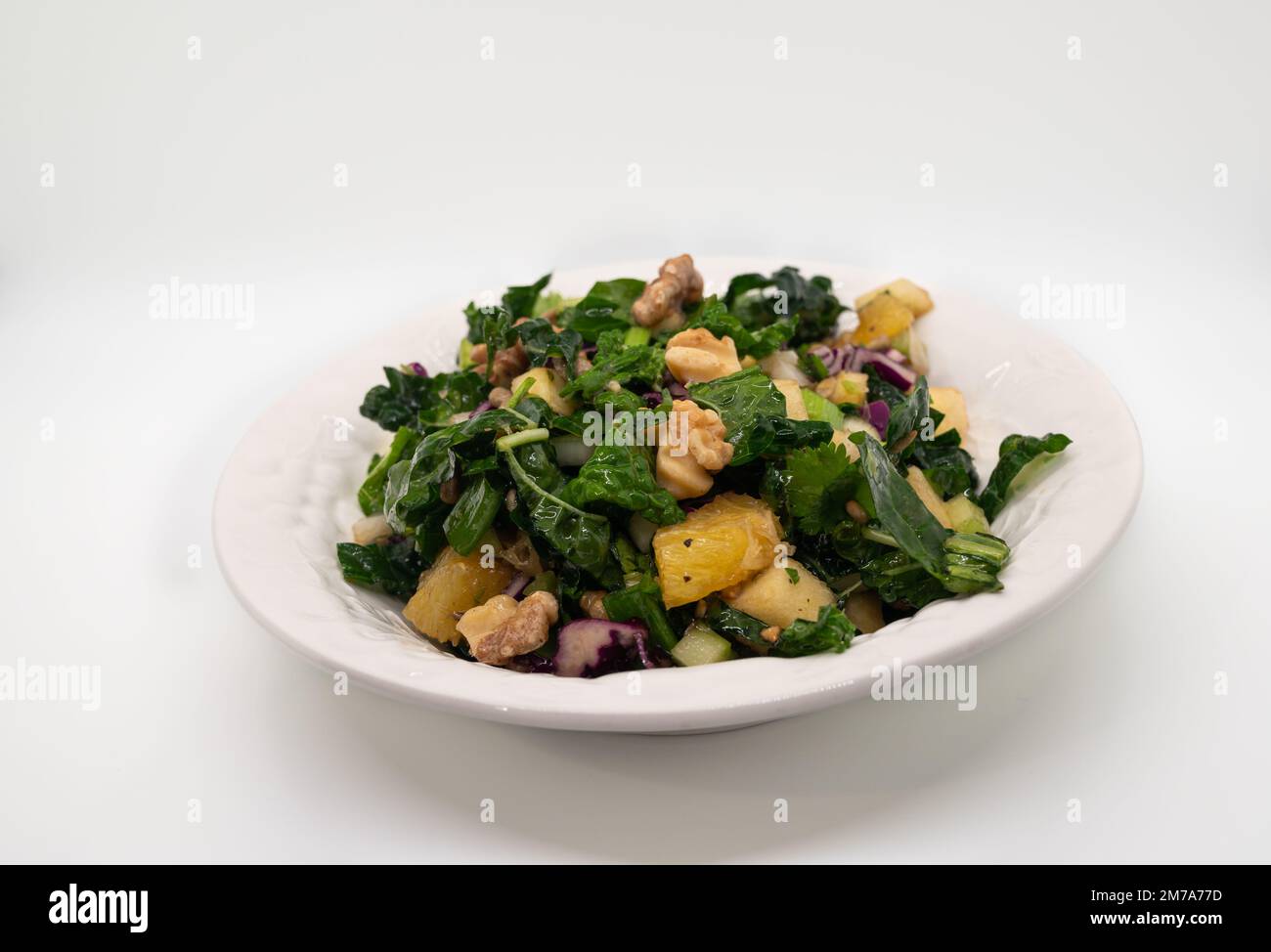 Gesunder roher Grünkohlsalat mit Walnüssen und Birne Stockfoto