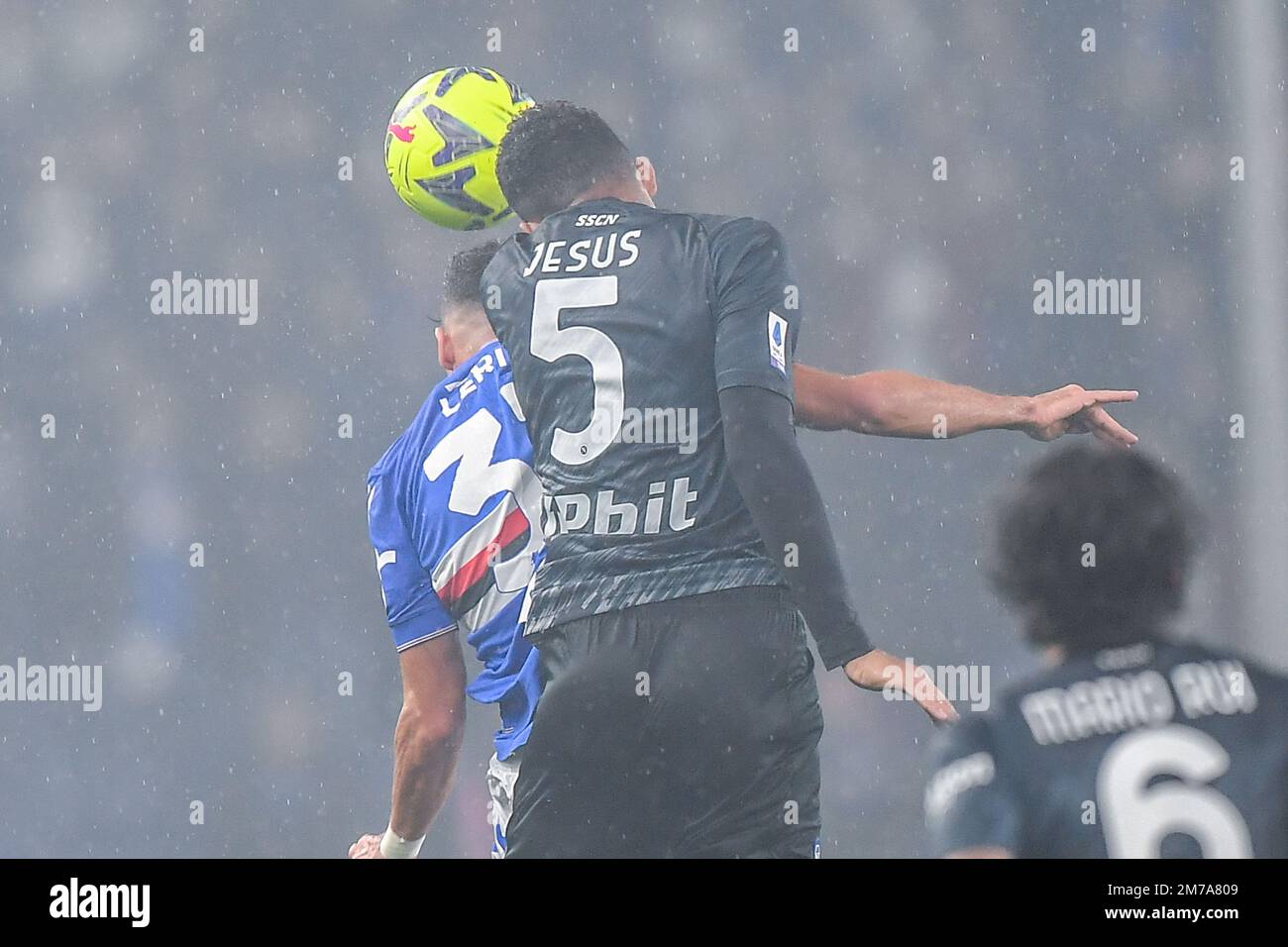 Genua, Italien. 08. Januar 2023. Mehdi Pascal Marcel Leris (Sampdoria) - Juan Guilherme Nunes Jesus (Neapel) während der UC Sampdoria vs SSC Napoli, spiel Der italienischen Fußballserie A in Genua, Italien, Januar 08 2023 Kredit: Independent Photo Agency/Alamy Live News Stockfoto