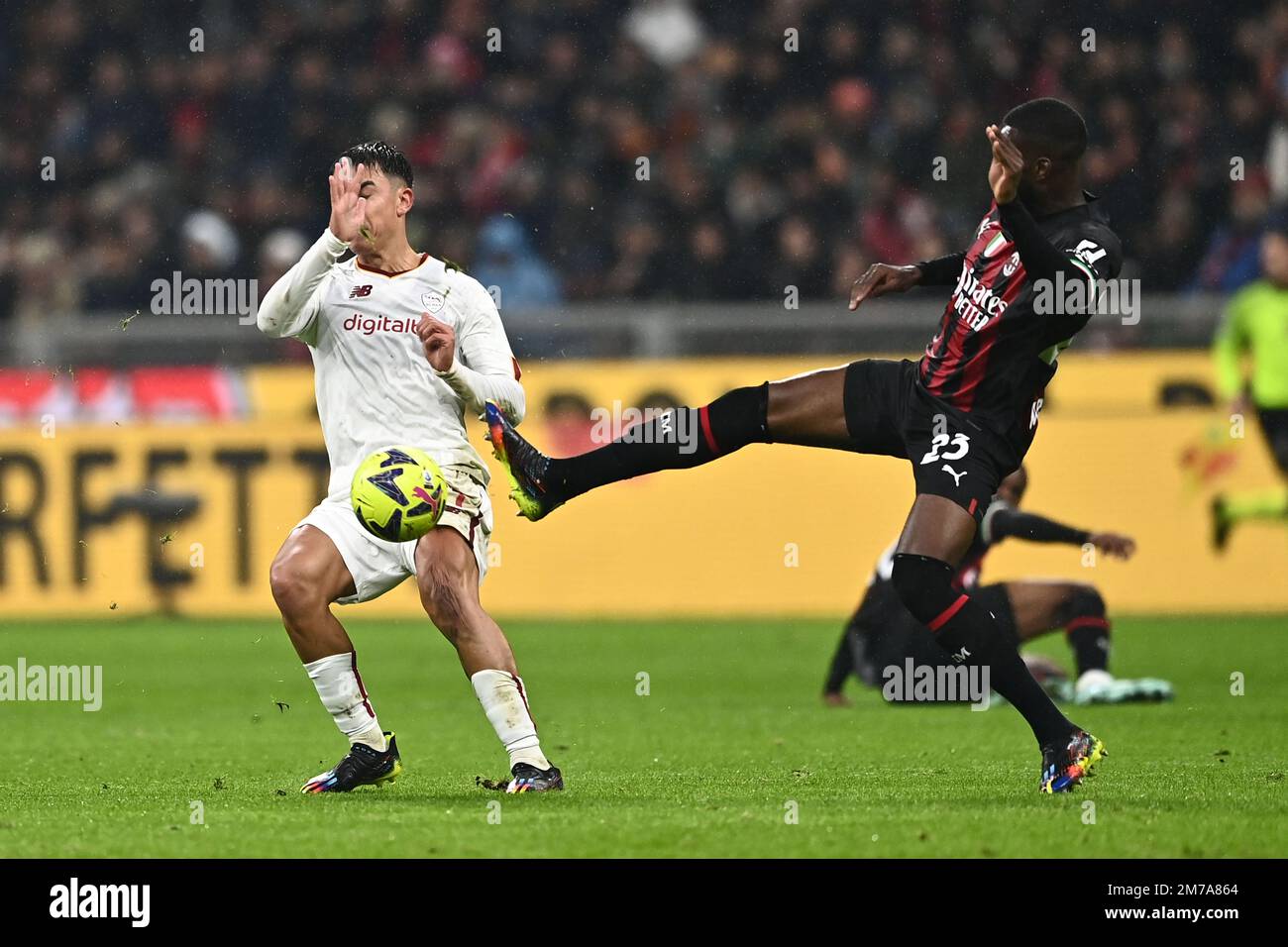 Mailand, Italien. 08. Januar 2023. Paulo Dybala (Roma)Fikayo Tomori (Mailand) beim Spiel der italienischen „Serie A“ zwischen Mailand 2-2 Roma im Giuseppe Meazza Stadion am 08. Januar 2023 in Mailand, Italien. Kredit: Maurizio Borsari/AFLO/Alamy Live News Kredit: Aflo Co Ltd./Alamy Live News Stockfoto