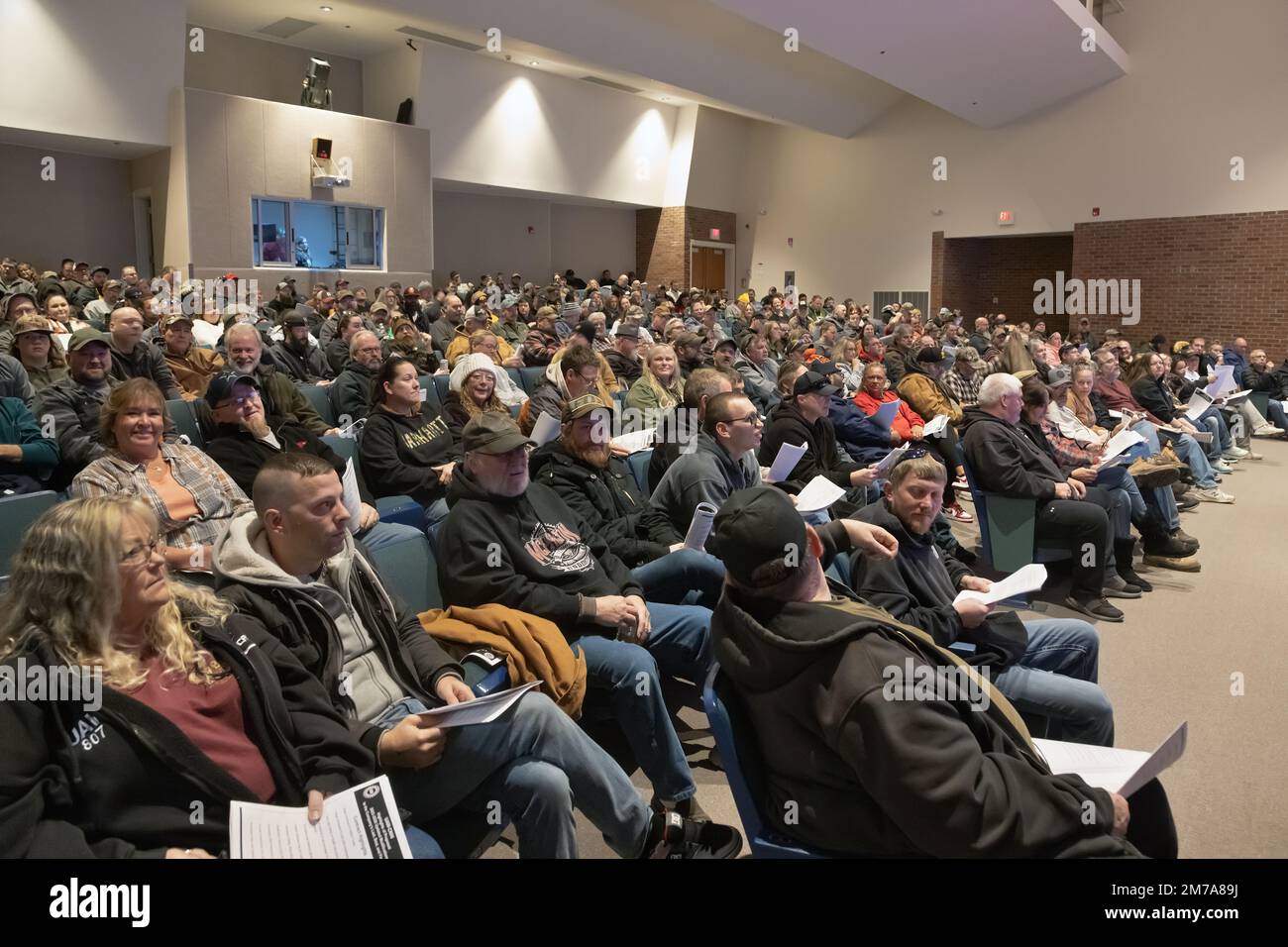 Am 251. Tag des UAW-Streiks gegen CNH Industrial UAW stimmten 807 Arbeiter über ein neues Vertragsangebot in einem High School Auditorium in West Burlington, Iowa, ab Stockfoto