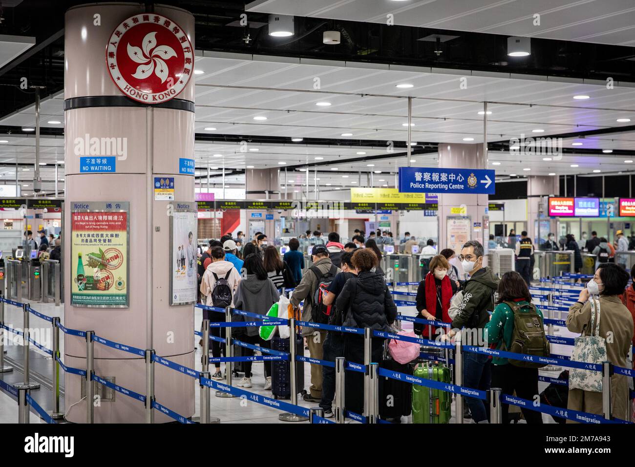 Hongkong, Hongkong. 08. Januar 2023. Leute, die sich an der Grenzkontrolle anstellen und nach Shenzhen, China, in Lok Ma Chau, Hongkong, abfahren. Futian Port/Lok Ma Chau Spur Line Control Point und Lok Ma Chau Station, die Shenzhen, China, verbinden, nahmen ihren grenzüberschreitenden Dienst wieder auf und begrüßten erstmals in drei Jahren nach der COVID-19-Pandemie am 8. Januar Vormittag die erste Charge grenzüberschreitender Passagiere. Im Rahmen der Wiederaufnahme der normalisierten Grenzkontrollen zwischen China und Hongkong. (Foto: Alex Chan/SOPA Images/Sipa USA) Guthaben: SIPA USA/Alamy Live News Stockfoto