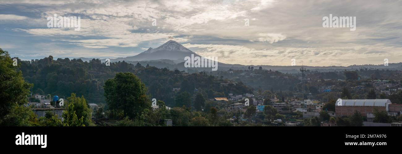 Panoramablick auf den Vulkan Popocatepetl am Morgen von einer Stadt im Staat Mexiko, Sonnenaufgang in der Provinz. Stockfoto