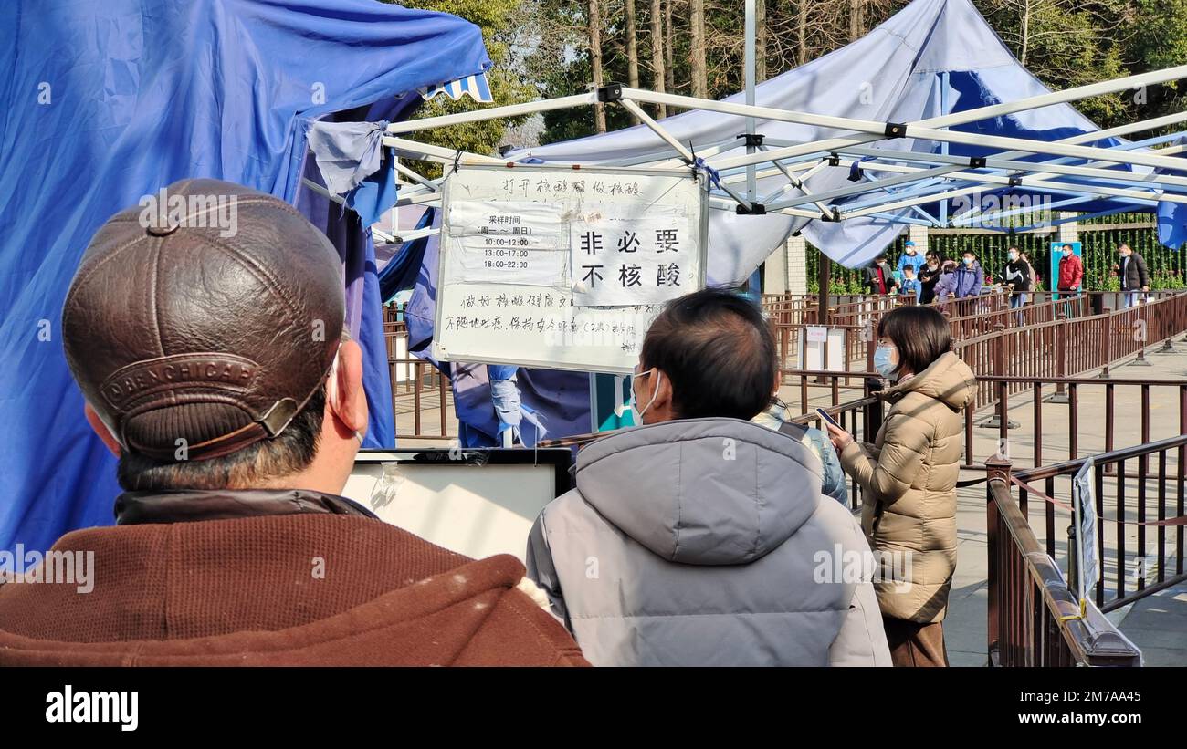 Menschen nehmen ihre letzten kostenlosen Nukleinsäureproben an einem Kiosk in Shanghai, China, 7. Januar 2023. Ab Januar 8, zusätzlich zum Personal o Stockfoto