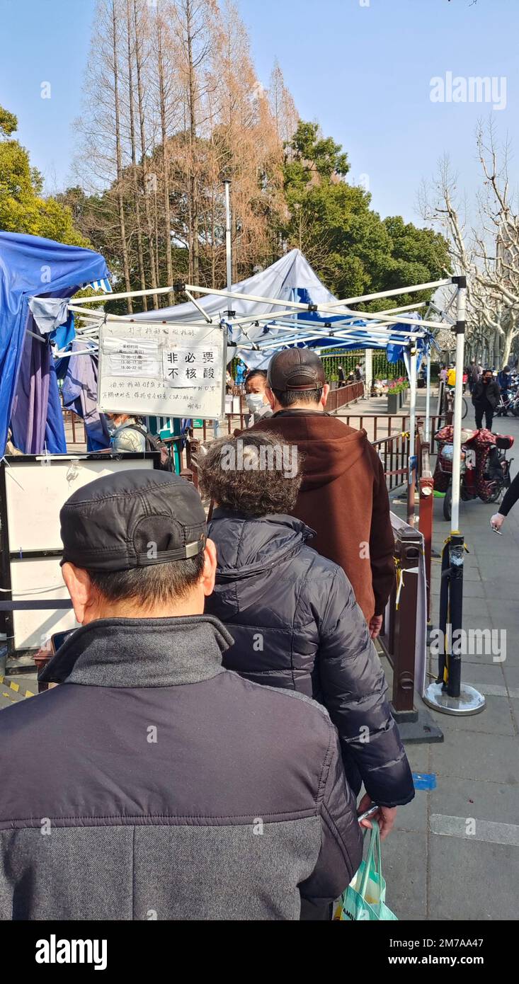Menschen nehmen ihre letzten kostenlosen Nukleinsäureproben an einem Kiosk in Shanghai, China, 7. Januar 2023. Ab Januar 8, zusätzlich zum Personal o Stockfoto