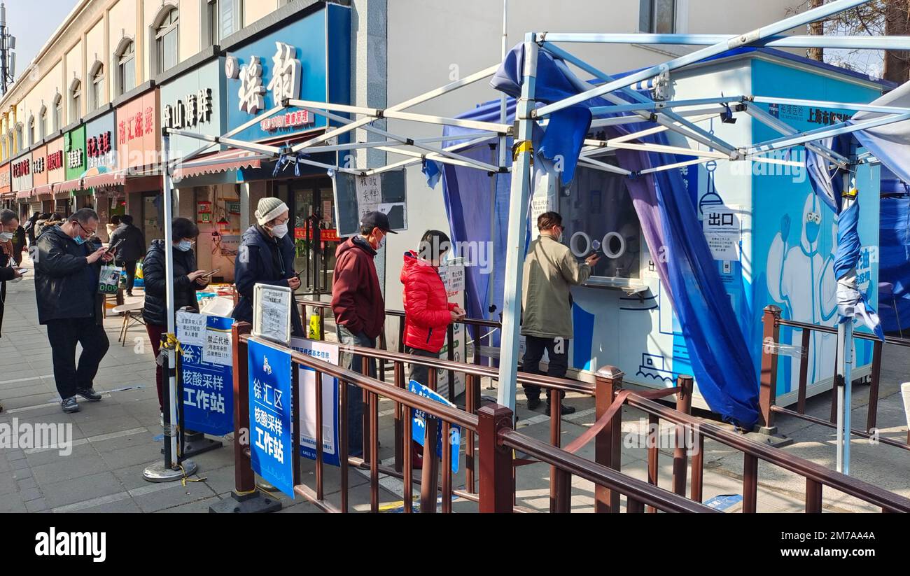 Menschen nehmen ihre letzten kostenlosen Nukleinsäureproben an einem Kiosk in Shanghai, China, 7. Januar 2023. Ab Januar 8, zusätzlich zum Personal o Stockfoto