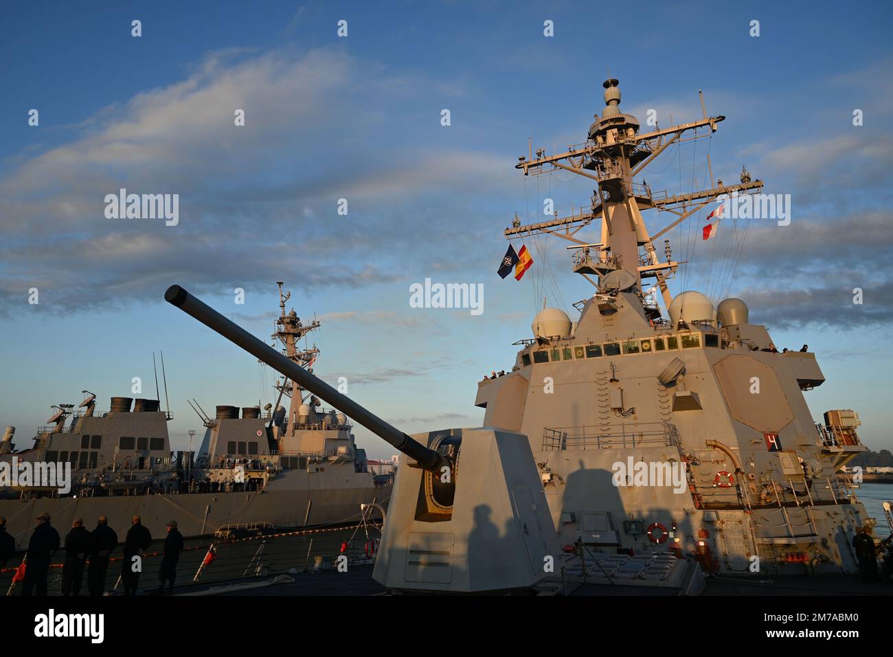 230106-N-DH616-00006 ROTA, SPANIEN (06. JANUAR 2023) - Matrosen stehen während eines Ausflugs auf See und vor Anker an Bord der Arleigh-Burke-Klasse-Guided-Missile Destroyer USS James E. Williams (DDG 95) als Leinenarbeiter auf der Hut Während das Schiff mit einem geplanten Einsatz mit Alliierten und Partnern als Flaggschiff der ständigen NATO-Seeschifffahrtsgruppe 2 (SNMG 2) ablegt. Stockfoto