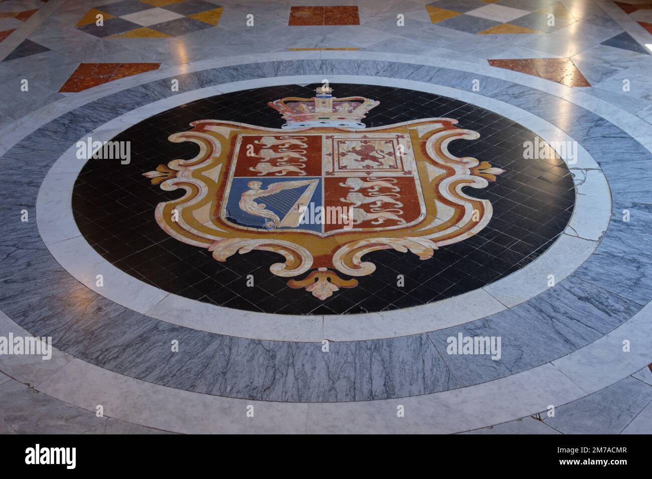Mosaikboden mit dem Wappen Großbritanniens im Großmeisterpalast - Valletta, Malta Stockfoto