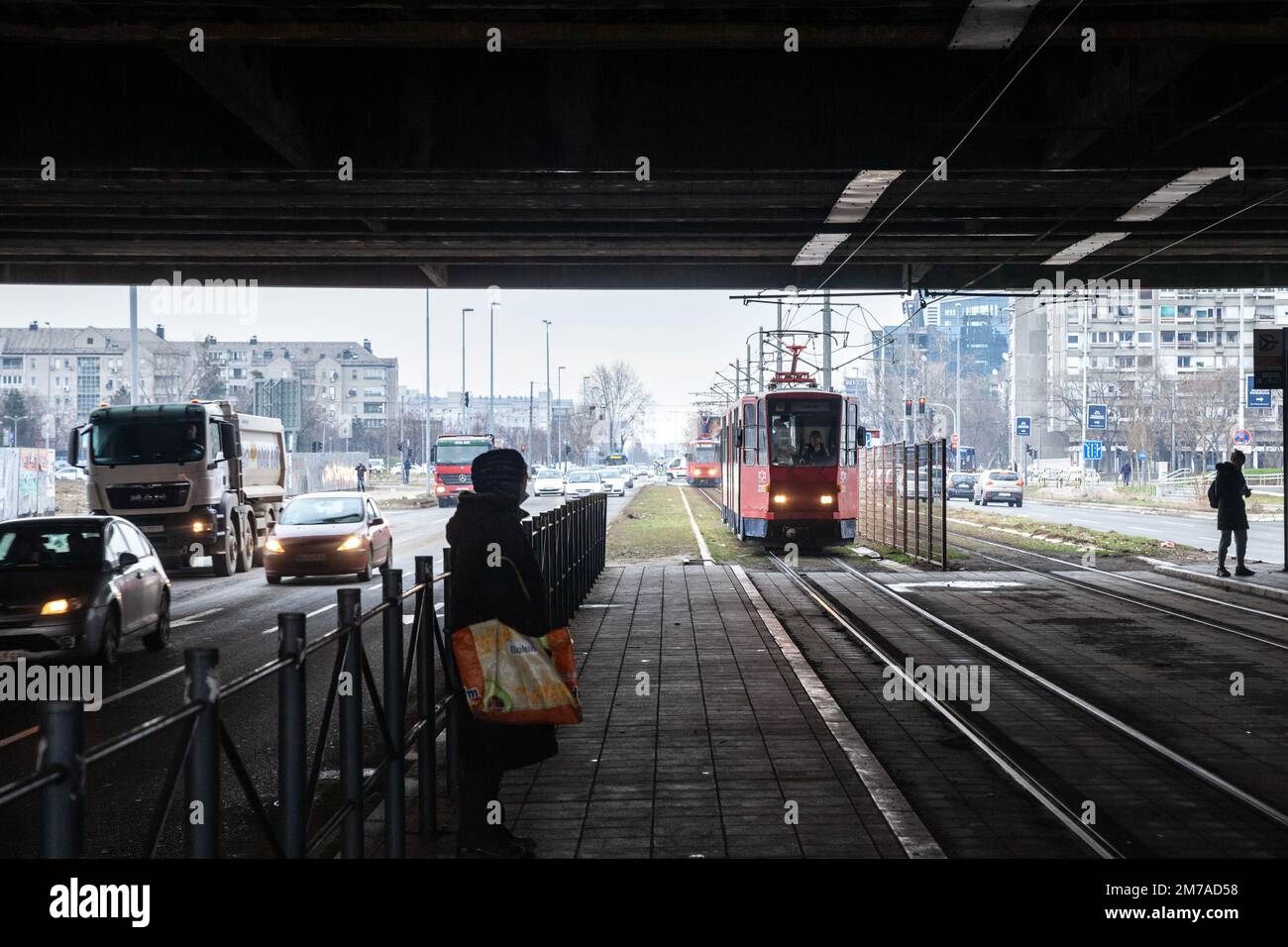 Bild einer belgrader Straßenbahn, tatra KT 4-Modell, vor dem Bahnhof Novi beograd im Stadtzentrum von Belgrad, Serbien. Das Belgrad Stockfoto