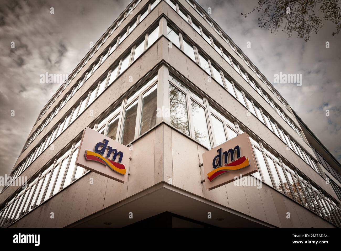 Bild eines DM-Marktladens in Köln. DM-drogerie markt ist eine Kette von Einzelhandelsgeschäften, die Kosmetik, Gesundheitsartikel, Haushaltsartikel verkauft Stockfoto