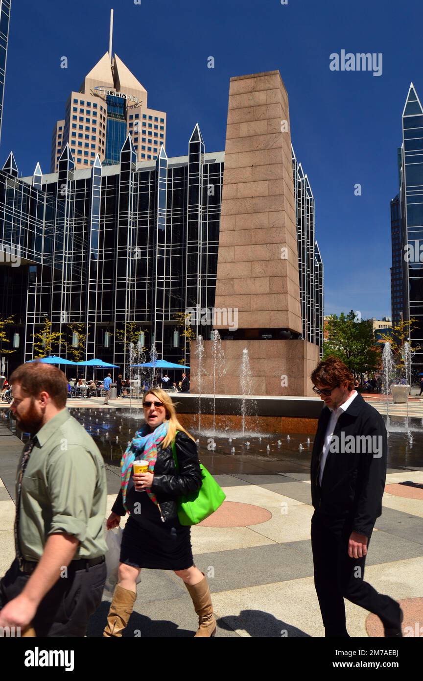 Geschäftsleute machen einen Spaziergang durch die freie Fläche des PPG Place in Pittsburgh während der Mittagspause Stockfoto