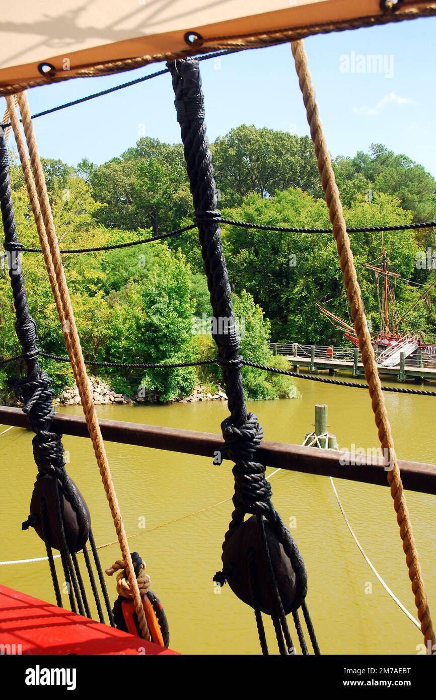 Die Umlenkrollen und die Aufbauten eines nachgebauten britischen Segelschiffs aus dem 16. Jahrhundert in Jamestown, Virginia Stockfoto