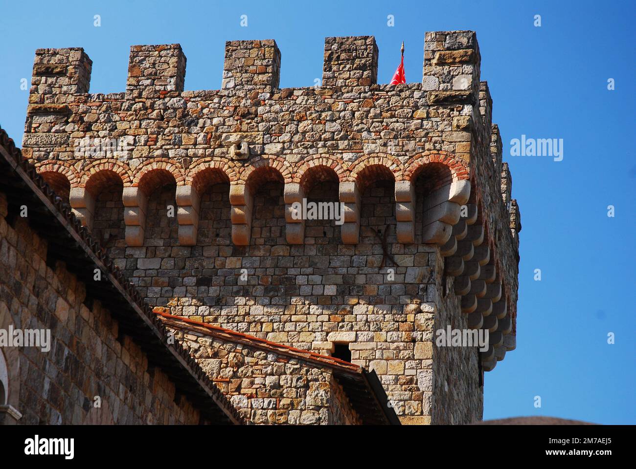 Eine nachgebaute mittelalterliche europäische Burg befindet sich in einem Weingut im Napa Valley von Kalifornien Stockfoto