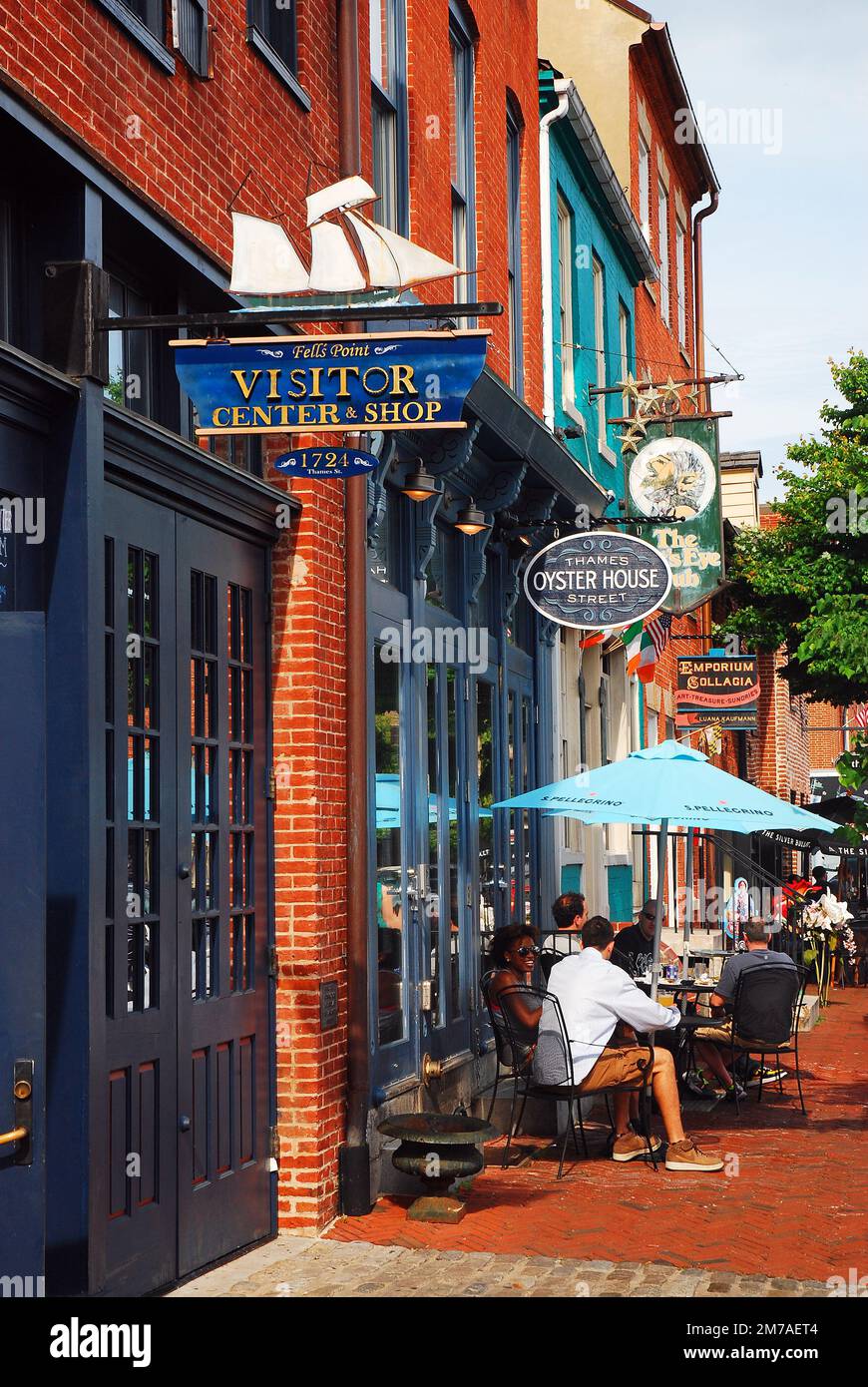 An einem warmen Frühlingstag kann eine Gruppe von Freunden im Freien in einem Café im Viertel Fell's Point in Baltimore speisen Stockfoto