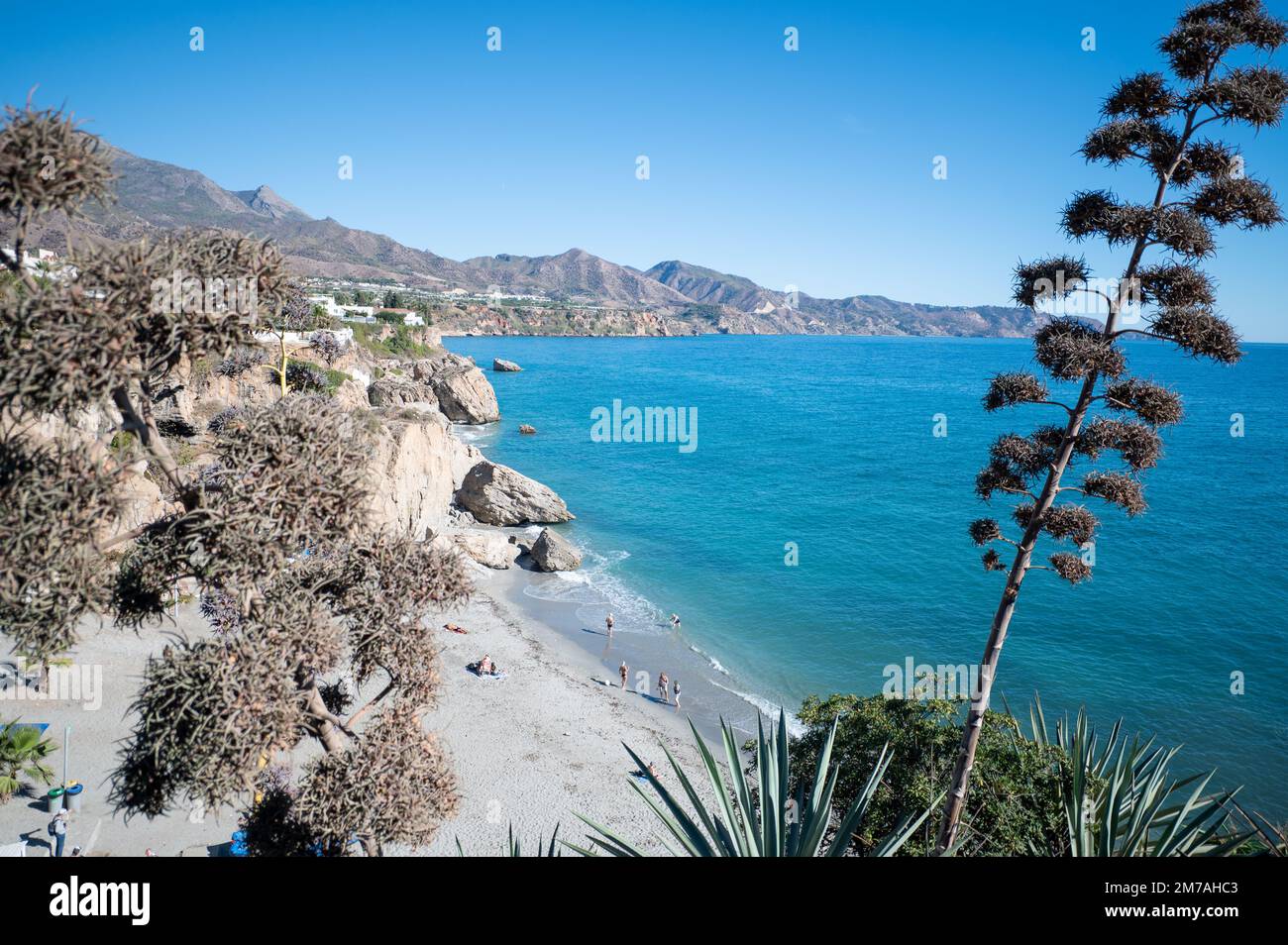 Nerja, Spanien : 2022. November 22 : Bewohner am Strand von Balcon de Europa in der Stadt Nerja in Malaga, Spanien 2022. Stockfoto