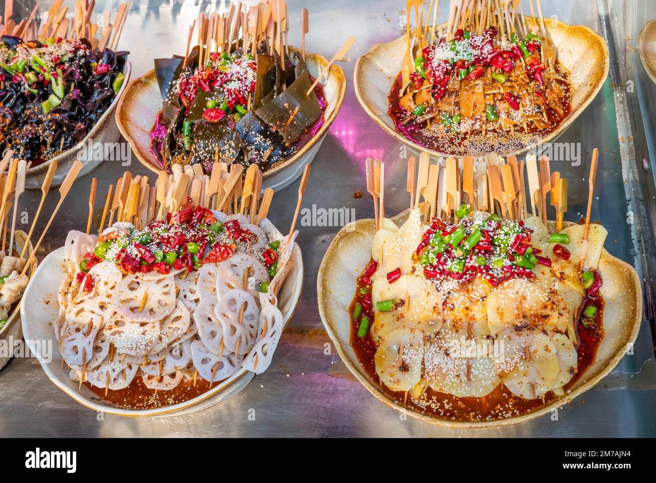 Boboji Sichuan Dish – würziger Snack mit kaltem Spieß Stockfoto