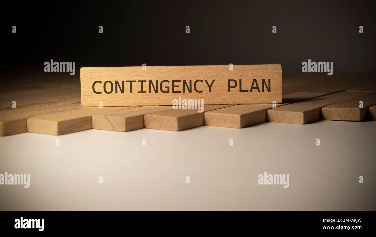 NOTFALLPLAN-Inschrift. Es wurde im Studio aufgenommen, auf einem Holzrahmen geschrieben. Weißer Hintergrund. Stockfoto