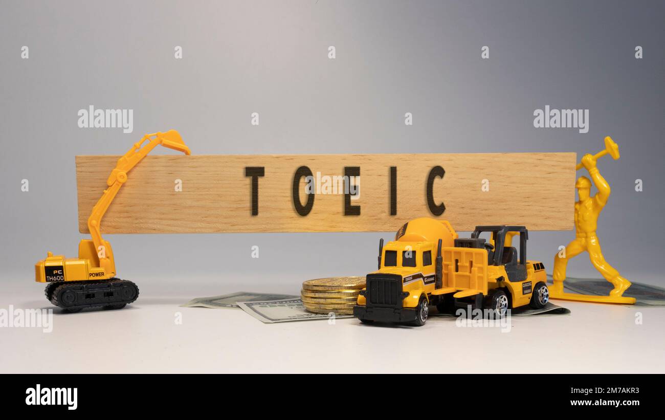 TOEIC-Text. Es wurde im Studio aufgenommen, auf einem Holzrahmen geschrieben. Weißer Hintergrund. Stockfoto
