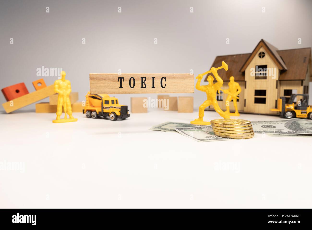 TOEIC-Text. Es wurde im Studio aufgenommen, auf einem Holzrahmen geschrieben. Weißer Hintergrund. Stockfoto