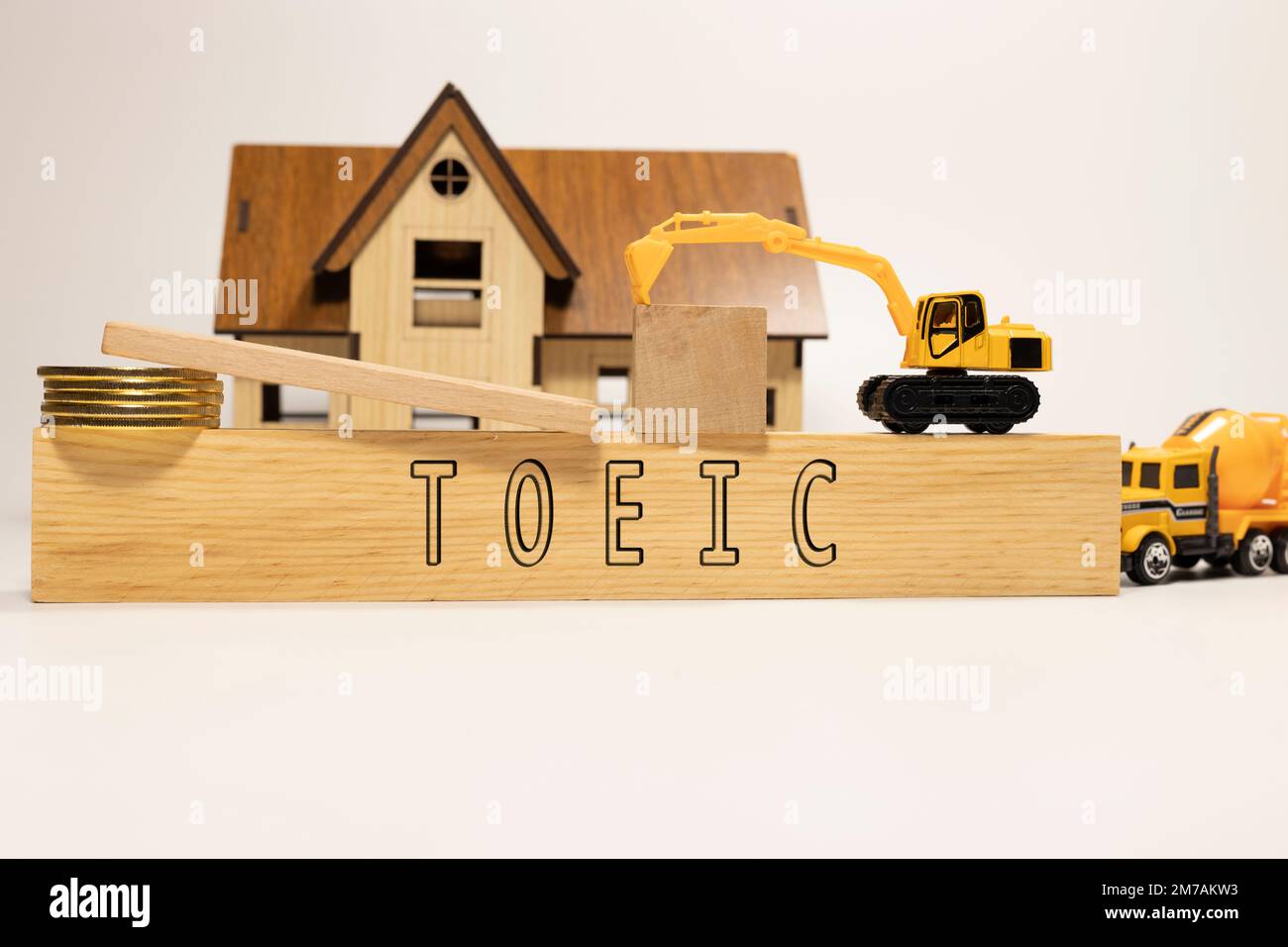 TOEIC-Text. Es wurde im Studio aufgenommen, auf einem Holzrahmen geschrieben. Weißer Hintergrund. Stockfoto