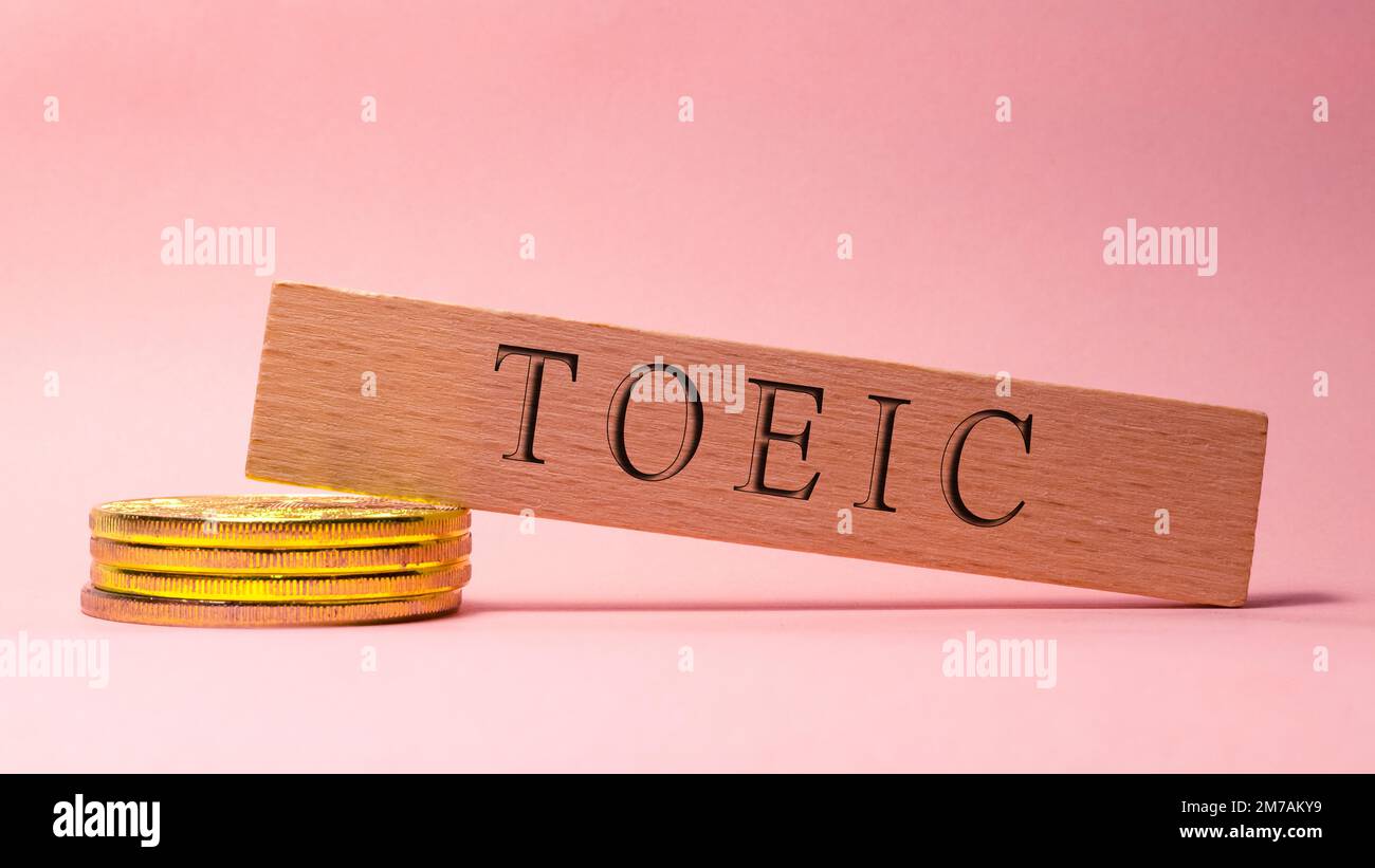 TOEIC-Text. Es wurde im Studio aufgenommen, auf einem Holzrahmen geschrieben. Weißer Hintergrund. Stockfoto