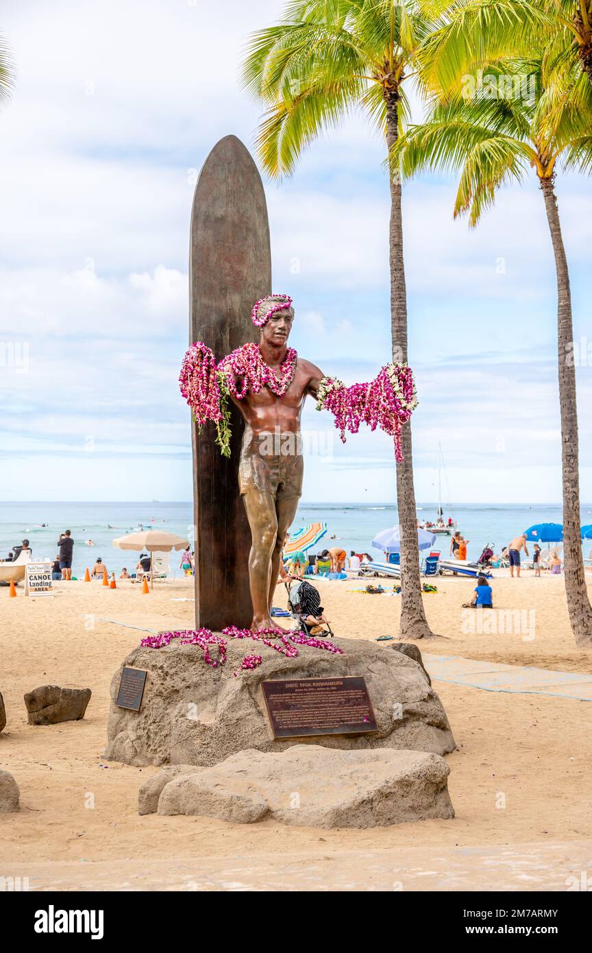 Honolulu, Hawaii - 1. Januar 2023: Die Statue von Duke Kahanamoku vor dem Kuhio Beach Park in Waikiki war ein einheimischer Schwimmer, der im Wettkampf der hawaiianischen Ureinwohner schwimmt Stockfoto