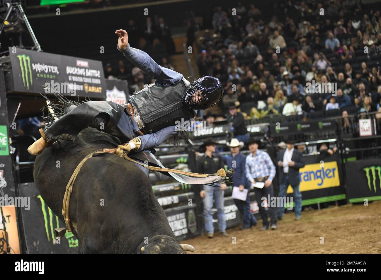 Professional Bull Rider Alex Cerqueira fährt mit dem Bull Soul Train ...