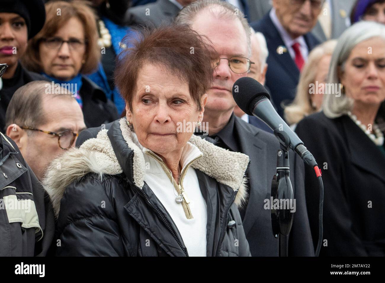 Gladys Sicknick, die Mutter des verstorbenen Capitol Police Officers Brian Sicknick, verkündete seinen Namen während einer parteiübergreifenden Gedenkfeier zum zweiten Jahrestag des Angriffs vom 6. Januar 2021 auf das US Capitol in Washington, DC, USA, Freitag, 6. Januar, 2023. Foto von Rod Lamkey/CNP/ABACAPRESS.COM Stockfoto