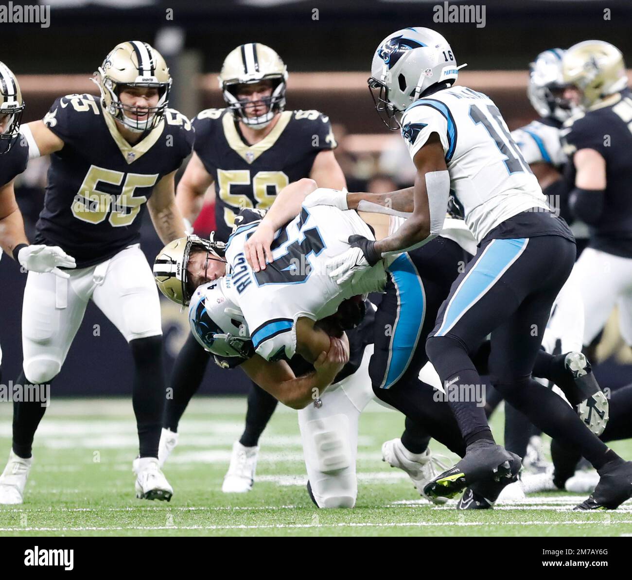 New Orleans, USA. 08. Januar 2023. Der New Orleans Saints Long Snapper Zach Wood (49) nimmt die Linebacker Frankie Luvu (49) der Carolina Panthers in Angriff, nachdem er sich am Sonntag, den 8. Januar 2023, bei einem Wettbewerb der National Football League im Caesars Superdome in New Orleans, Louisiana, bei einem Punt-Rückflug erholt hatte. (Foto: Peter G. Forest/Sipa USA) Kredit: SIPA USA/Alamy Live News Stockfoto