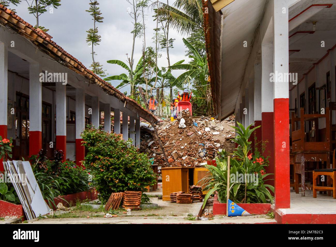 Cianjur, West Java, Indonesien. 9. Januar 2023. Durch Erdbeben beschädigte Klassenzimmer werden am ersten Schultag in Cianjur beobachtet. Insgesamt 262 Schüler der SDN Citamiang Cianjur studierten aufgrund ihrer Schulen in provisorischen Zelten und wurden durch das Erdbeben M 5,6 beschädigt. (Kreditbild: © Algi Febri Sugita/ZUMA Press Wire) Kredit: ZUMA Press, Inc./Alamy Live News Stockfoto