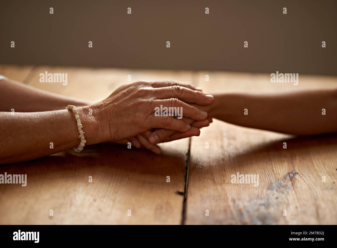 Ich bin immer für dich da... Eine abgeschnittene Sicht auf eine Frau, die eine Freundin in der Hand hält, um sie zu unterstützen. Stockfoto