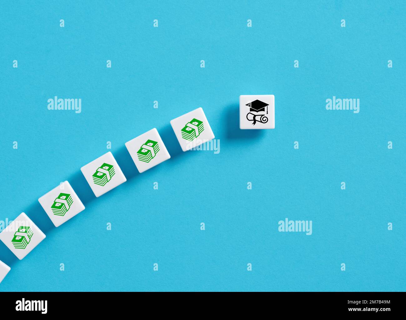 Geld in Bildung investieren. Ausbildungsgebühren und Kosten des Hochschulabschlusses. Studiengebühren und Gesamtkosten eines Bildungsabschlusses. Pfeil, Diplom und Stockfoto
