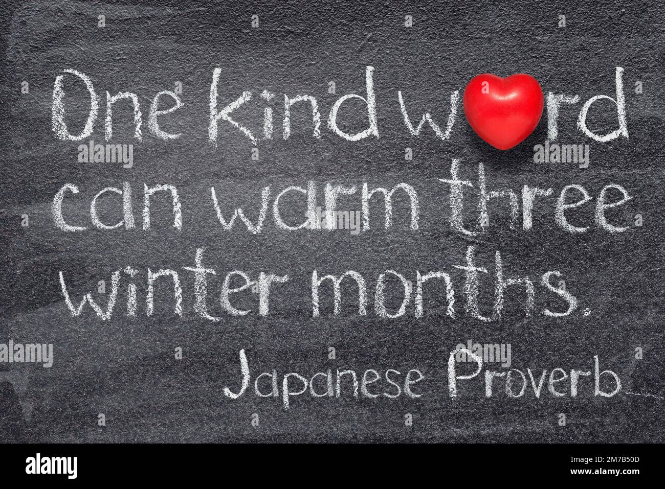 Ein nettes Wort kann drei Wintermonate erwärmen. Japanisches Sprichwort, das auf einer Tafel mit rotem Herzsymbol steht Stockfoto
