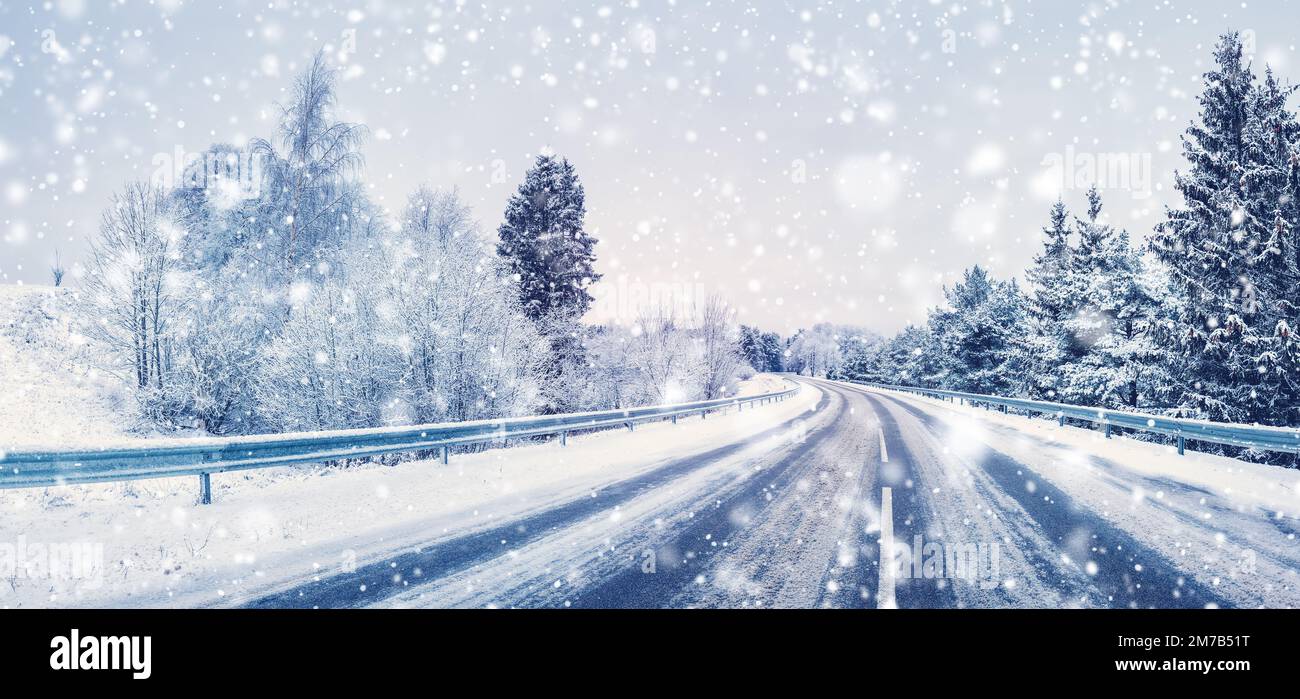 Schneefall auf dem kurvenreichen Highway im Winter-Naturpark. Stockfoto