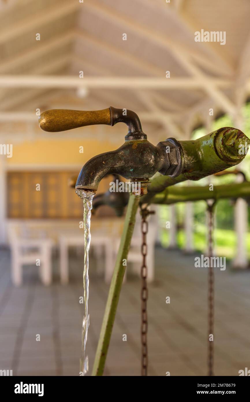 Ein alter Wasserhahn mit fließendem, sauberem Quellwasser in einem Spa-Resort Stockfoto