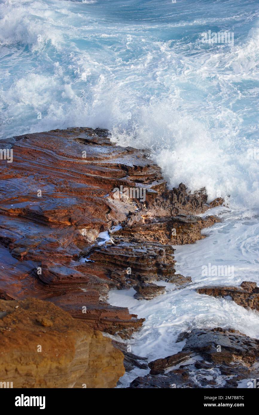 Wellen an der felsigen Küste. Wellen stürzen auf die felsige Küste. Stockfoto