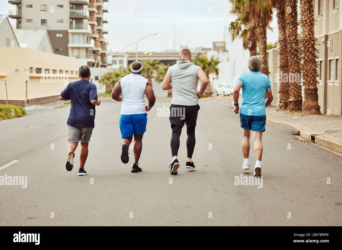 Fitness, Laufen und Teamwork mit Freunden in der Stadt für Ausdauer-, Herz-Kreislauf- und Ausdauertraining. Sport, Joggen und Gemeinschaft mit einer Läufergruppe Stockfoto