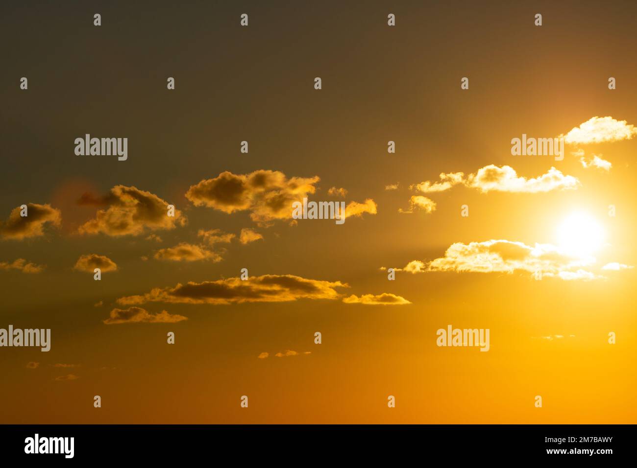 Sonnenuntergang und Wolken. Hintergrundfoto bei Sonnenuntergang oder Sonnenaufgang. Konzeptfoto des Earth Day. Stockfoto