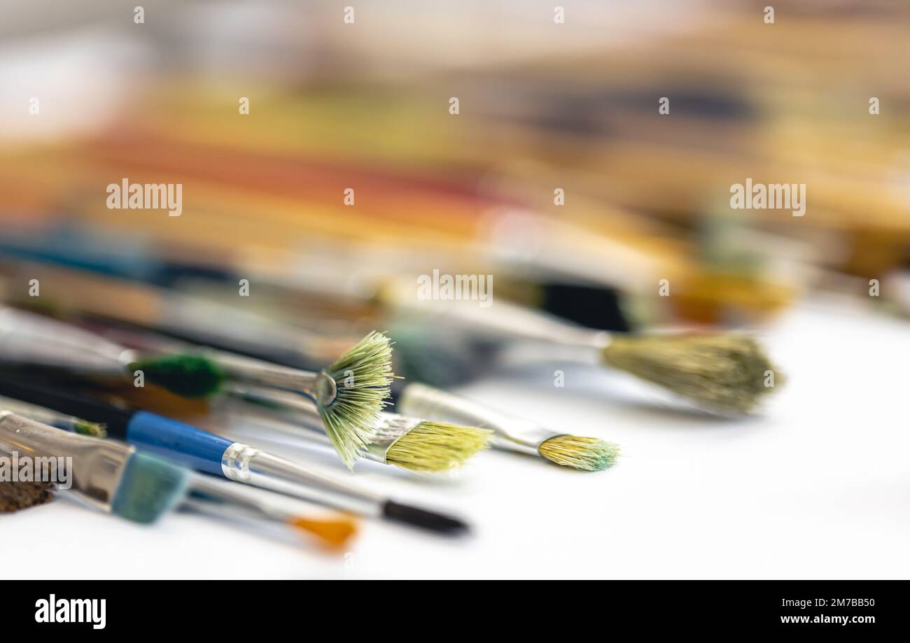 Farbpinsel mit Farbe, Nahaufnahme, Makroaufnahme. Stockfoto