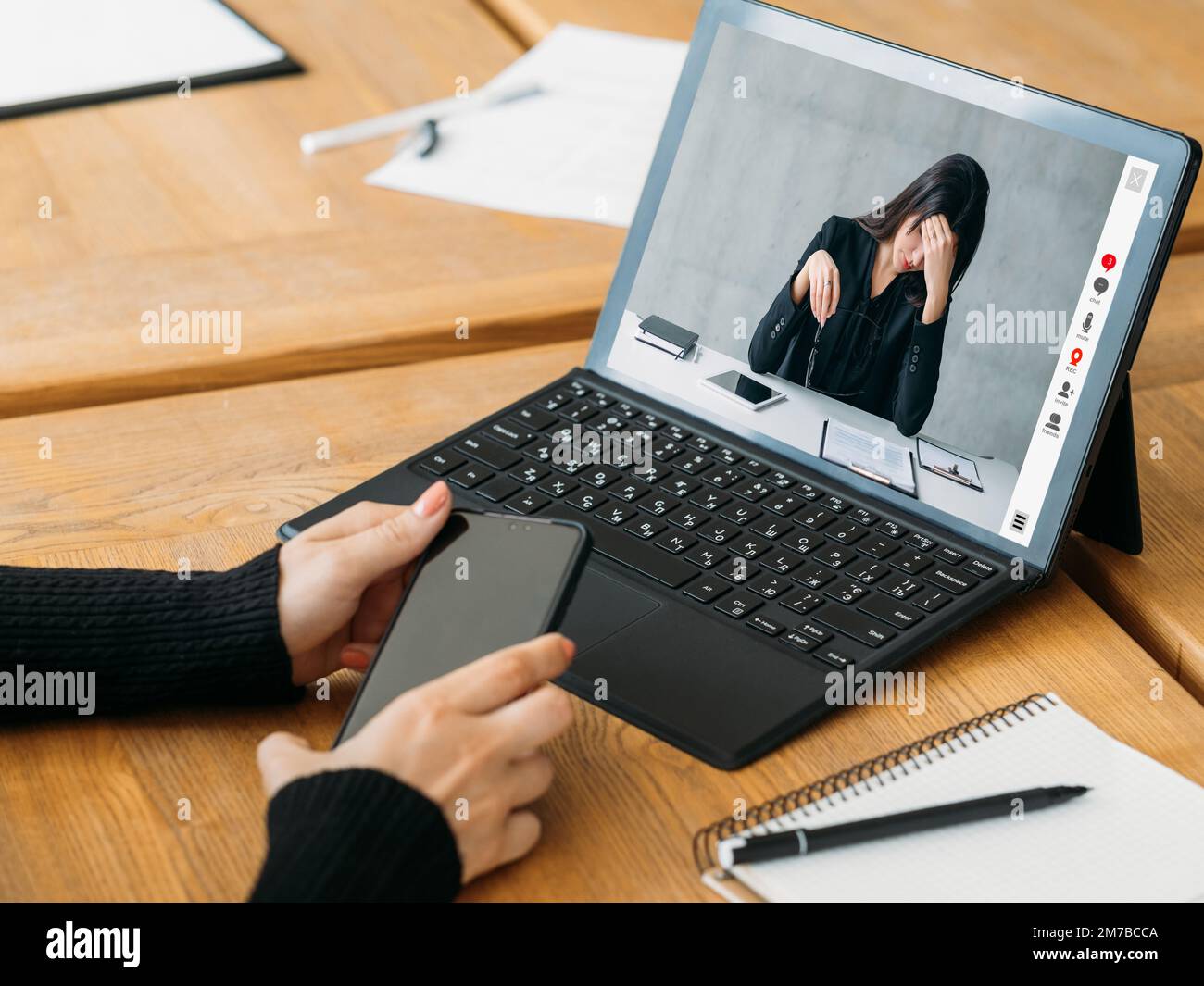 Web-Telefonie Arbeit Ermüdung müde Geschäftsfrau Laptop Stockfoto
