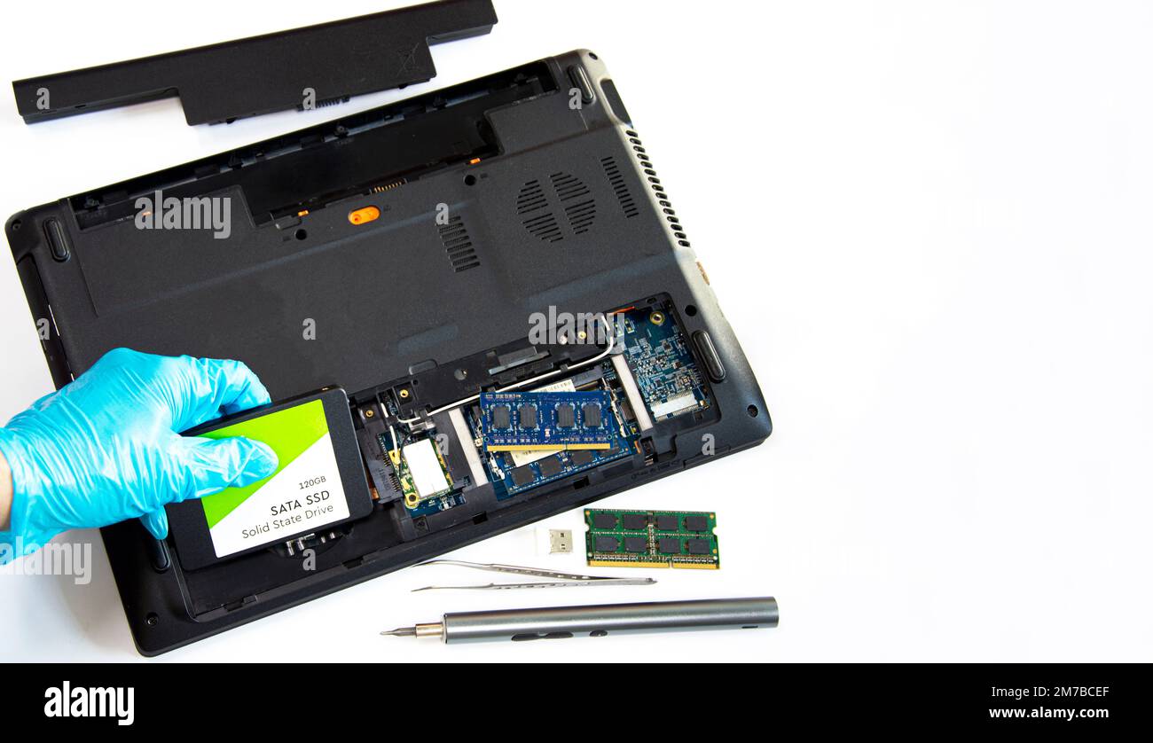 Techniker, der das ssd-Laufwerk in einem alten Computer installiert und den Computer aktualisiert Stockfoto