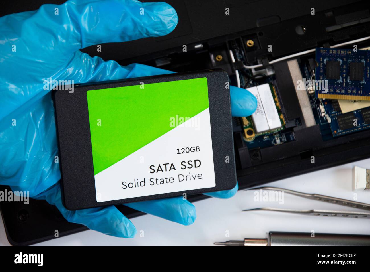 Techniker, der das ssd-Laufwerk in einem alten Computer installiert und den Computer aktualisiert Stockfoto